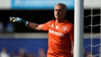 Melihat Aksi Kiper Jose Mourinho di Laga Amal