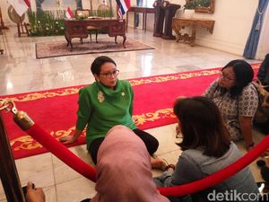Gaya Menlu Retno Duduk Lesehan Bicara Misi Kemanusiaan Rohingya