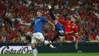 Italia kesulitan membongkar pertahanan Spanyol yang dikomandoi Sergio Ramos. Foto: Sergio Perez/Reuters