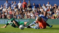 Aksi Mourinho di bawah mistar gawang cukup impresif, mengingat semasa berkarier sebagai pesepakbola dia berposisi sebagai gelandang tengah. Di laga ini, Mourinho membuat sejumlah penyelamatan. Foto: Adam Holt/Reuters