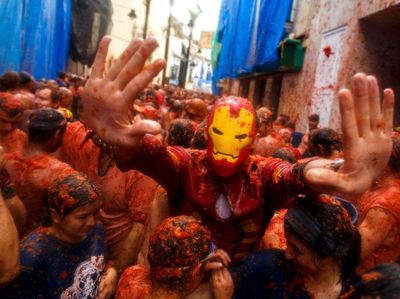 Intip Keseruan Festival Perang Tomat yang Dihadiri Puluhan Ribu Orang Ini