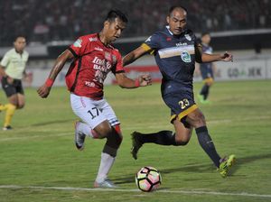 Cukur Persela, Bali United Pertahankan Puncak Klasemen Cukur Persela, Bali United Pertahankan Puncak Klasemen