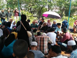 Isak Tangis Keluarga Iringi Pemakaman Suporter Timnas