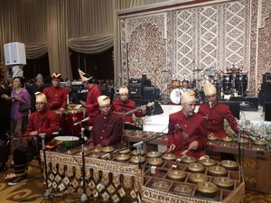 Tari Piring Hingga Musik Talempong Hibur Tamu Resepsi Anak BG-Buwas Tari Piring Hingga Musik Talempong Hibur Tamu Resepsi Anak BG-Buwas