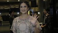 Pulang dari Nikahan Raisa-Hamish Daud, Dian Sastro Naik Taksi