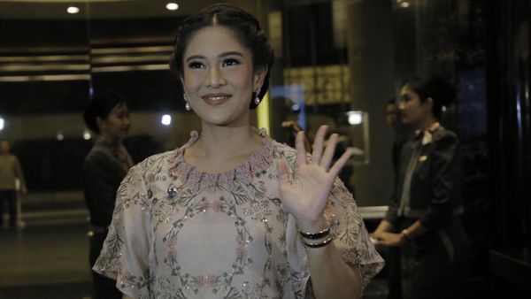 Pulang dari Nikahan Raisa-Hamish Daud, Dian Sastro Naik Taksi