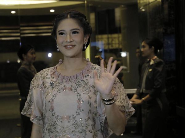Pulang dari Nikahan Raisa-Hamish Daud, Dian Sastro Naik Taksi