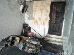 Honda Brio Terbakar di Rumah, Vespa Jadul Ikut Hangus