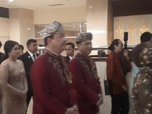 Buwas-BG Kenakan Pakaian Khas Minang di Resepsi Pernikahan Anaknya Buwas-BG Kenakan Pakaian Khas Minang di Resepsi Pernikahan Anaknya