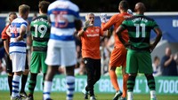 Mourinho baru masuk ke lapangan sebagai pengganti mantan kiper timnas Inggris, David James. Dia mendapatkan sambutan meriah dari penonton yang ada di stadion. Foto: Adam Holt/Reuters