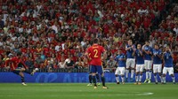 Isco memaksimalkan tendangan bebas yang didapat di depan kotak penalti Italia untuk membawa Spanyol unggul 1-0. Foto: Sergio Perez/Reuters