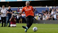 Kendati hanya berstatus laga amal, Mourinho tetaplah Mourinho yang selalu jadi pusat perhatian. Eks pembesut Chelsea, Inter Milan, dan Real Madrid itu sempat dikartu kuning karena membuang-buang waktu, berdebat tentang gol penyama lawan, dan juga mencetak gol di dalam adu penalti. Foto: Adam Holt/Reuters