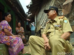 Bawa Beras, Sekda Sukabumi Sambangi Gubuk Miring Mak Cacih