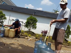 Musim Kemarau, Warga Kabupaten Bandung Dapat Air Bersih Gratis