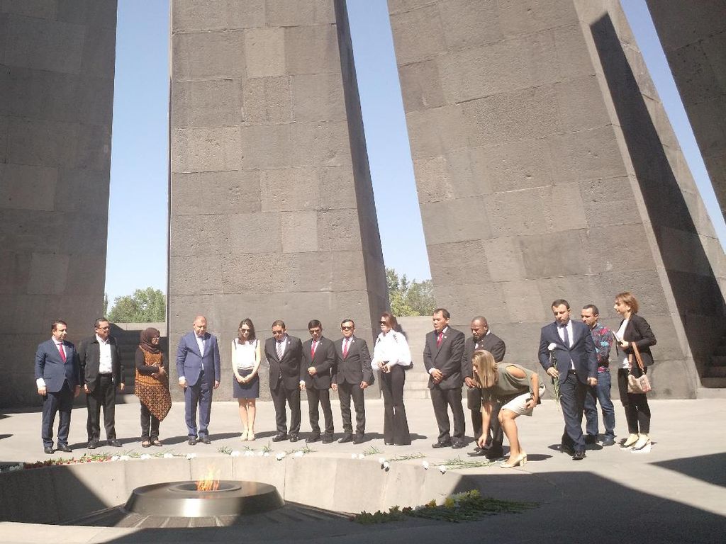 Di Armenia, Fadli Zon Kunjungi Monumen Genosida