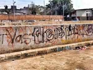 Penampakan Vandalisme di Tanggul Kali Ciliwung Enggak Banget