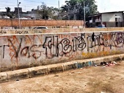 Penampakan Vandalisme di Tanggul Kali Ciliwung Enggak Banget