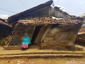 Mak Cacih dan Keluarga Huni Gubuk Miring di Sukabumi