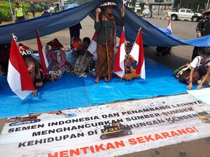 Aksi di Depan Istana, Petani Kendeng Teatrikal dan Dirikan Tenda