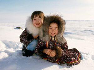 Mengintip Kehidupan Anak-anak Suku yang Tinggal di Lingkungan Ekstrem