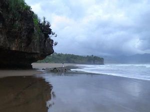 Paket Lengkap! Pantai, Air Terjun, dan Goa Ada di Trenggalek