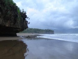 Paket Lengkap! Pantai, Air Terjun, dan Goa Ada di Trenggalek