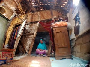 Video ini Jelaskan Kondisi Gubuk Mak Cacih yang Miring Ekstrem