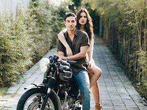 Bikin Iri, Foto Pre-Wedding Raisa Hamish di Atas Motor