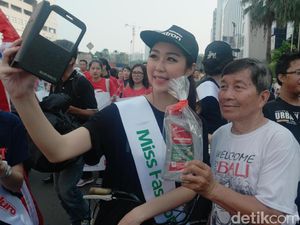 Bagi-bagi Oli Gratis di Bundaran HI