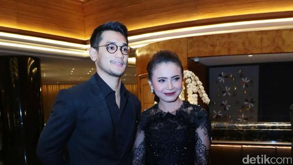 Hitam-hitam Gaya Rossa dan Afgan di Resepsi Raisa-Hamish Daud