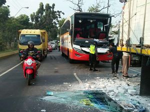 Bus Tabrak Truk Parkir di Jombang, Tak Ada Korban Jiwa