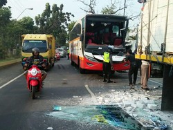 Bus Tabrak Truk Parkir di Jombang, Tak Ada Korban Jiwa
