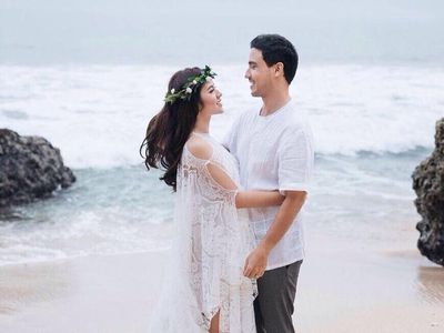 10 Artis dengan Foto Prewedding yang Nggak Kalah Romantis dari Raisa-Hamish
