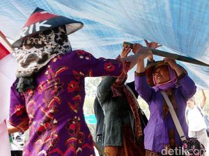 Potret Petani Kendeng Demo di Depan Istana