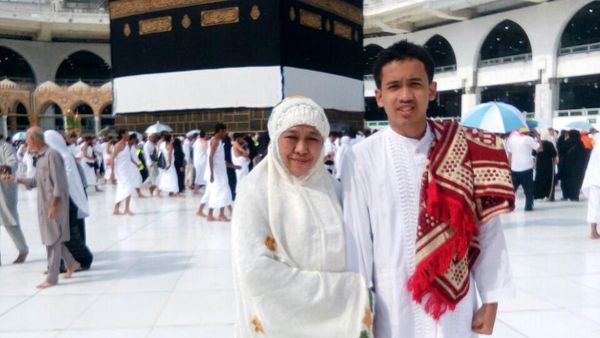Mensos Khofifah Tunaikan Ibadah Haji