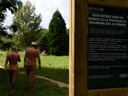 Waduh, Paris Buka Taman Nudis