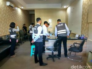Polisi Geledah Kantor First Travel di Sidoarjo