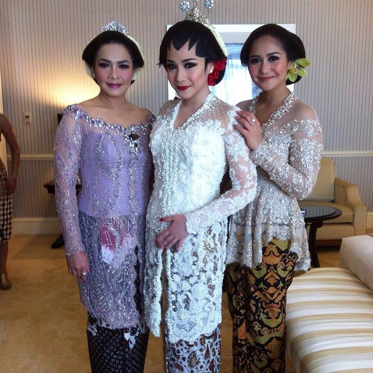 Foto 20 Model Kebaya Pengantin Artis Indonesia Raisa