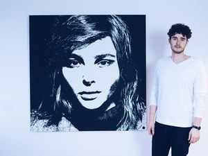 Melukis Wajah Chloe Grace Moretz dengan Pasir