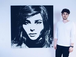 Melukis Wajah Chloe Grace Moretz dengan Pasir