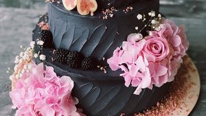 Kue Pengantin Hitam Pekat Ini Justru Digemari Karena Beri Kesan Elegan