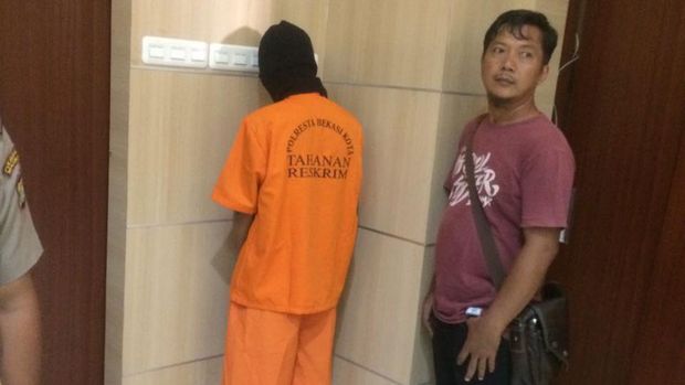 Polisi tangkap tersangka pelontar petasan berinisial ARP di Stadion Patriot Bekasi, Sabtu (2/8) yang menewaskan suporter Timnas Indonesia, Catur Juliantono. (
