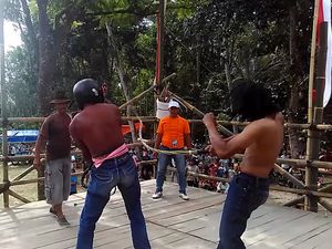 Lebih Dekat dengan Adu Cambuk Tiban