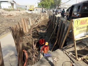 Pipa Diperbaiki, Derita Warga Wiyung 3 Hari Tanpa Air Berakhir