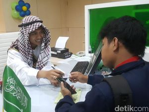 Pakai Kostum Unik, Pegawai Sosialisasikan BPJS TK untuk TKI Pakai Kostum Unik, Pegawai Sosialisasikan BPJS TK untuk TKI