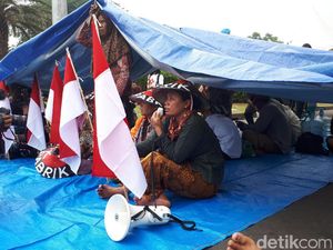 Petani Kendeng Berkemah di Depan Istana