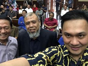 Saat Farhat Abbas Ajak Selfie Patrialis Akbar di Ruang Sidang Saat Farhat Abbas Ajak Selfie Patrialis Akbar di Ruang Sidang