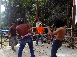 Gelar Ritual Minta Hujan, Warga Blitar Saling Sabetkan Cemeti