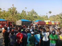 Warga 3 Desa di Magetan Hadang Truk Muat Tanah Uruk