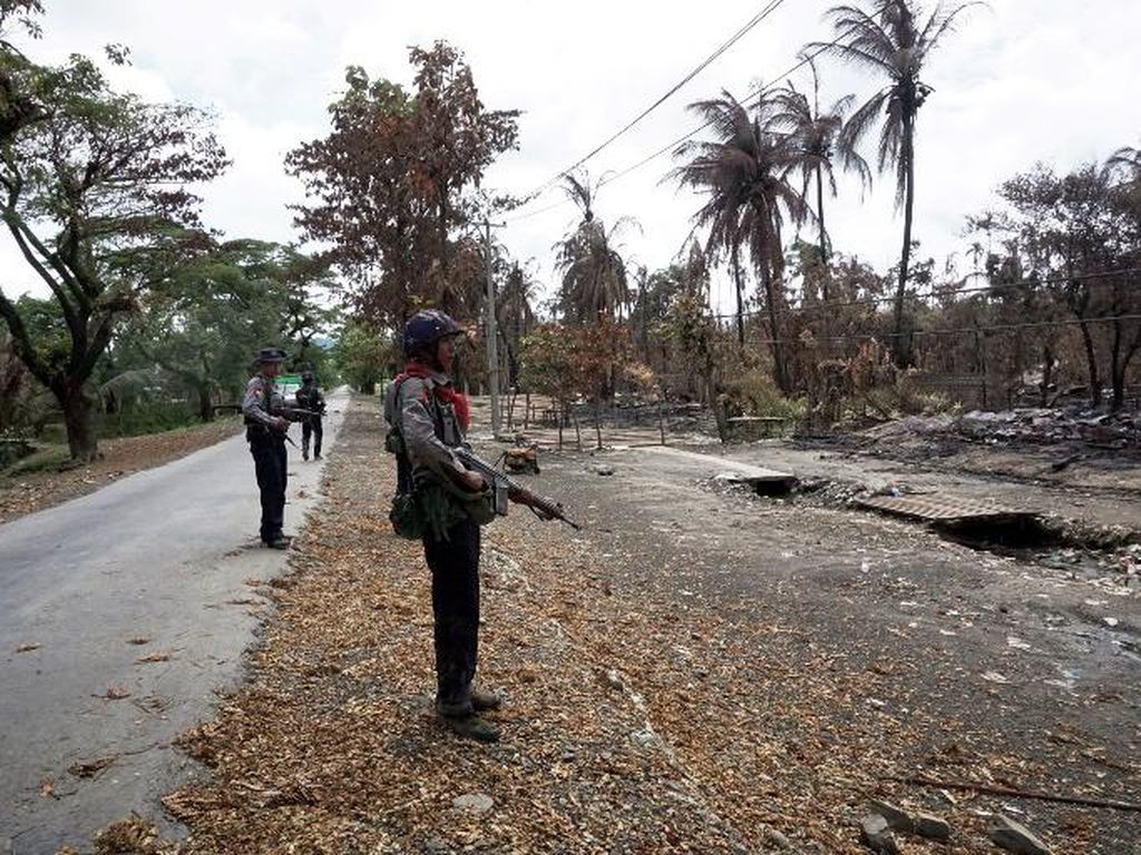 Helikopter Militer Serang Warga Rohingya di Rakhine, 5 Orang Tewas Helikopter Militer Serang Warga Rohingya di Rakhine, 5 Orang Tewas
